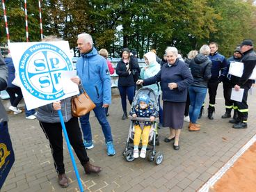 W Lututowie ustanowili rekord w najdłuższej linii z monet - do nietypowej akcji charytatywnej zaprosił Rejonowy Bank Spółdzielczy